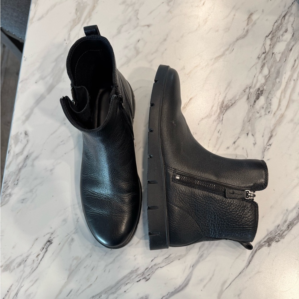 Womens ECCO leather boot. Barely worn, like new. Size 9